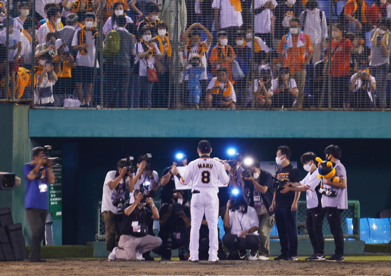中日に勝利し、ヒーローインタビューでストロボの光を浴びる丸（中央）（撮影・菅敏）