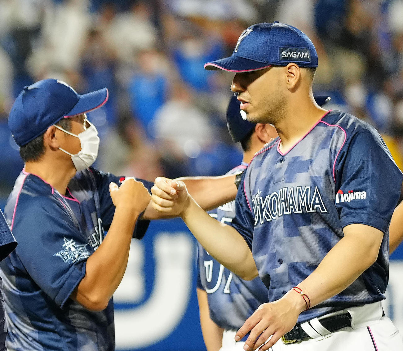 DeNA対阪神　試合後、DeNA石井野手総合コーチ（左）とタッチを交わすソト（撮影・江口和貴）
