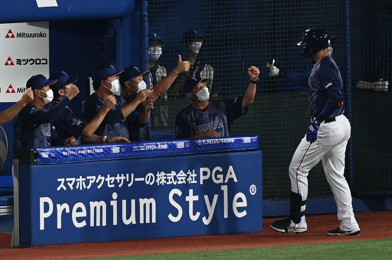 DeNA対阪神　5回裏DeNA無死、石井野手総合コーチ（右から2人目）はソロ本塁打を放ったソト（右）とグータッチ（撮影・山崎安昭）