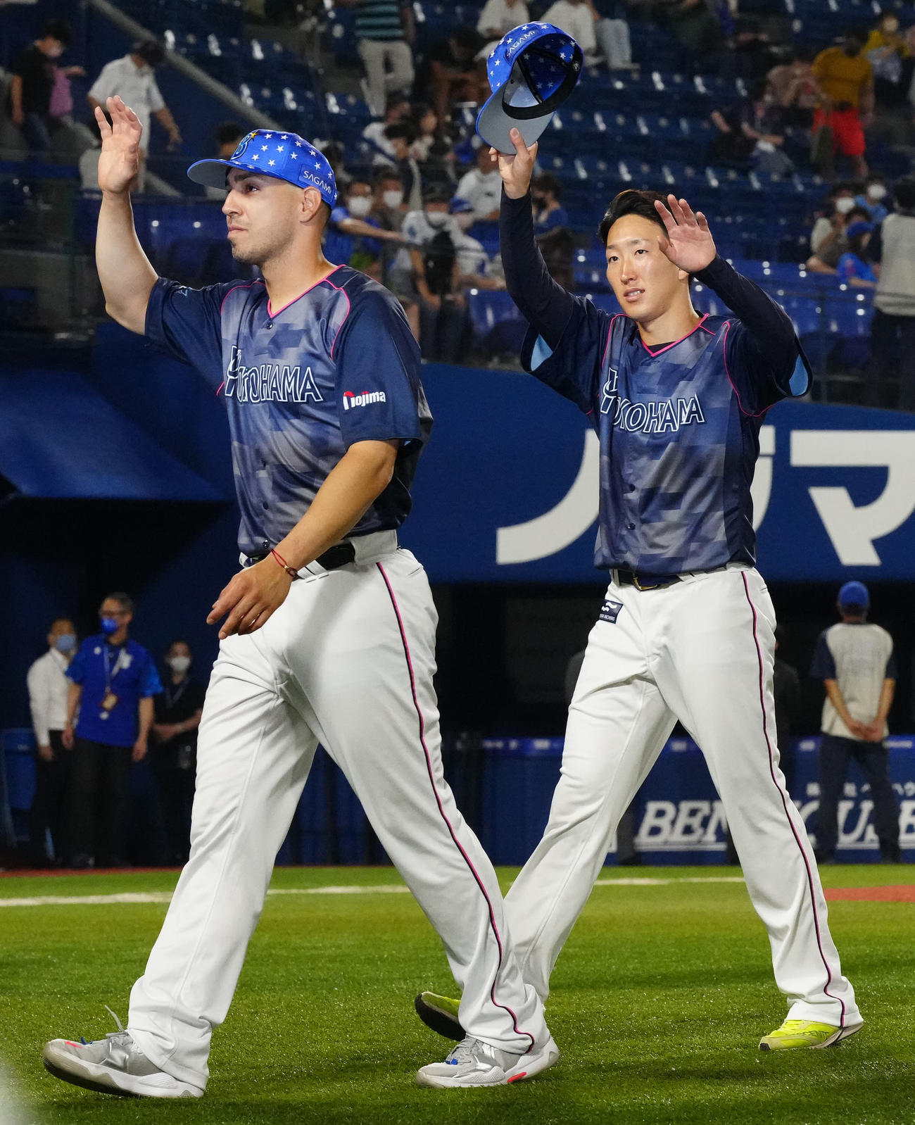 DeNA対阪神　試合後、ファンに手を振りながら引き揚げるDeNA大貫（右）とソト（撮影・江口和貴）