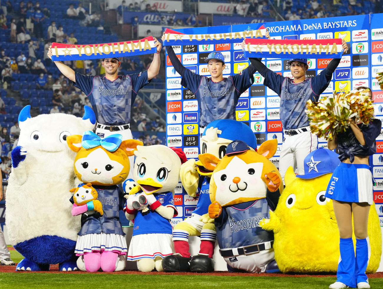 DeNA対阪神　試合後、マスコットたちと記念撮影する、後方左からDeNAソト、大貫、桑原（撮影・江口和貴）