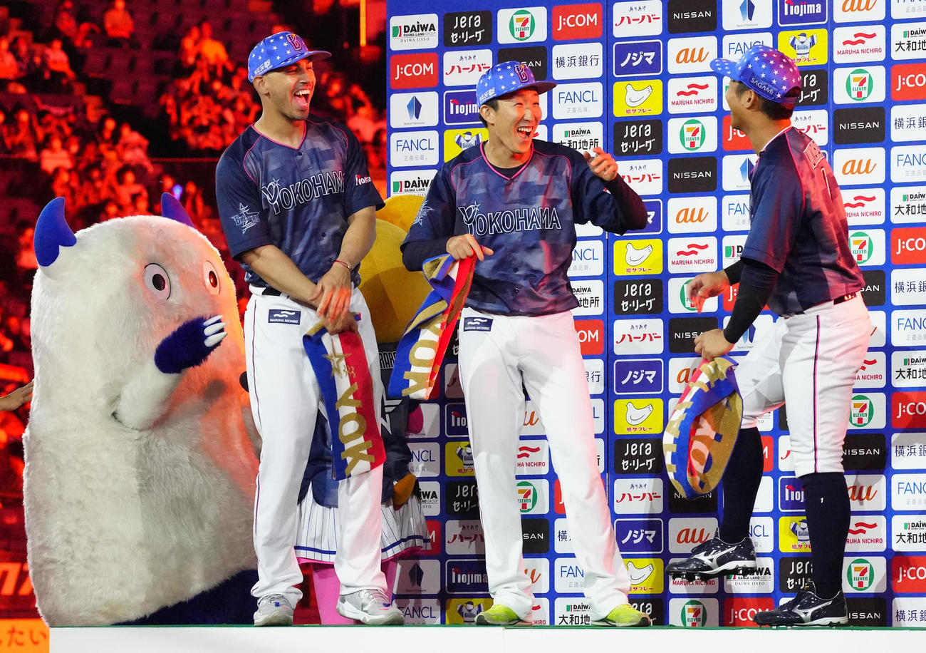 DeNA対阪神　試合後の花火の音に驚いたDeNA桑原（右）に笑顔を見せる大貫（中央）とソト（撮影・江口和貴）