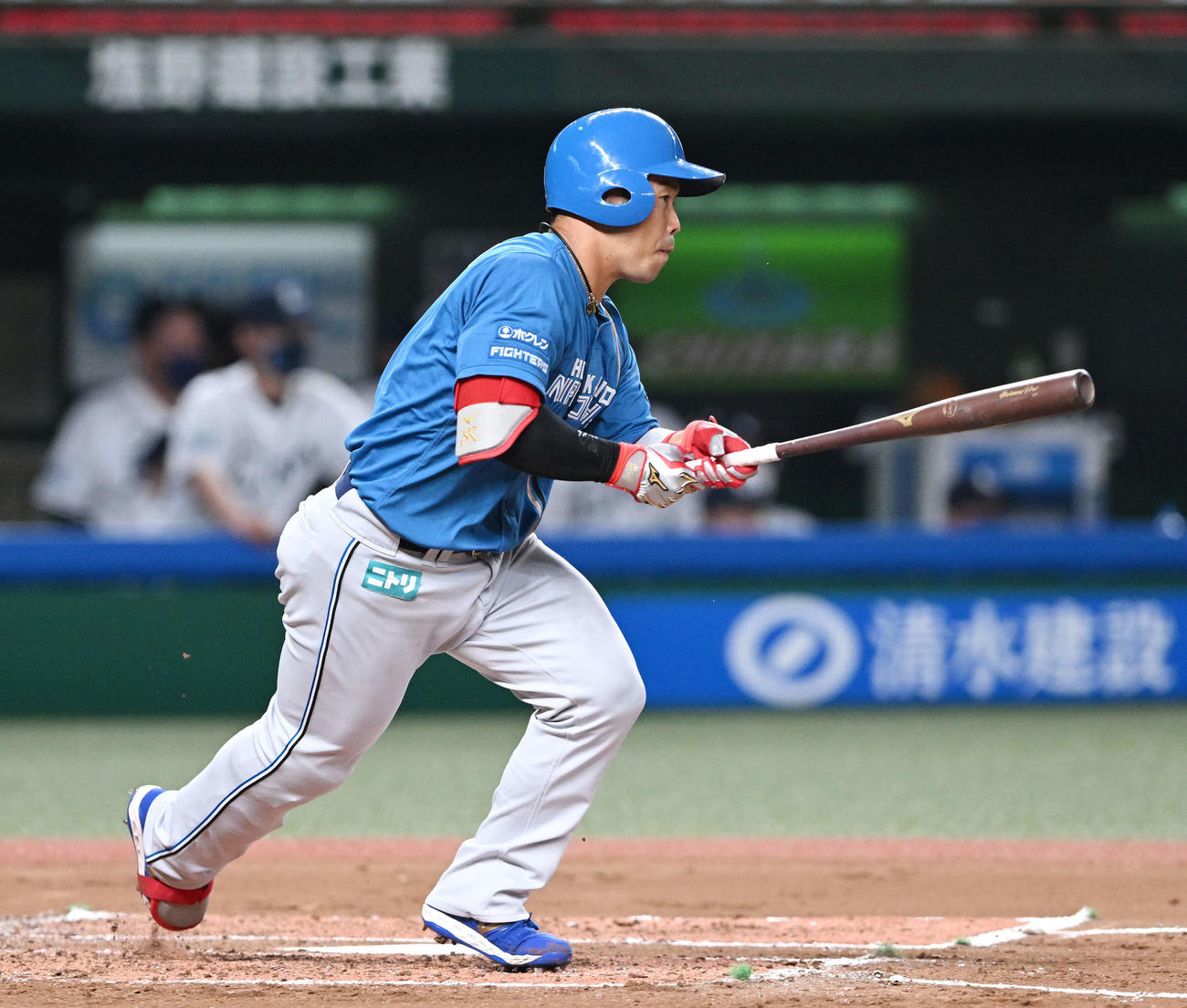 西武対日本ハム　2回表日本ハム1死二塁、近藤は中前適時打を放つ（撮影・滝沢徹郎）