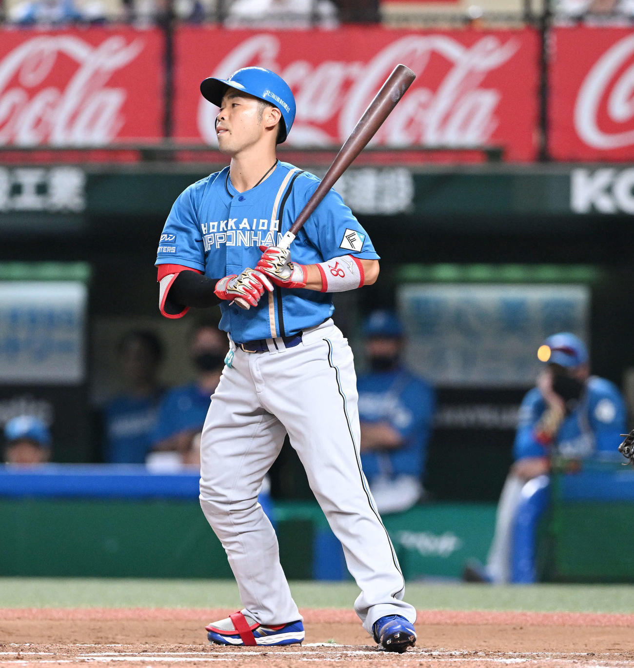 西武対日本ハム　6回表日本ハム2死一、三塁、四球を選び出塁する近藤（撮影・滝沢徹郎）