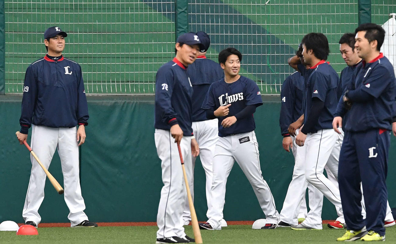 17年、西武増田達至（右から2人目）らの練習を見守る森慎二投手コーチ（左）