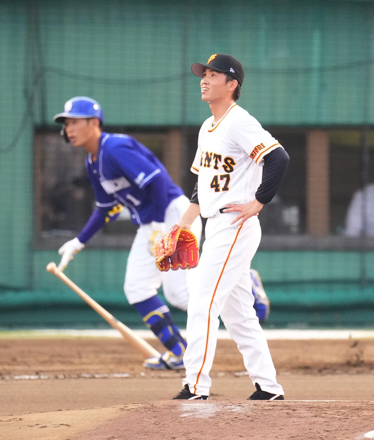 巨人対中日　3回表中日無死、京田（左）にソロ本塁打を打たれ、肩を落とす高橋（撮影・菅敏）