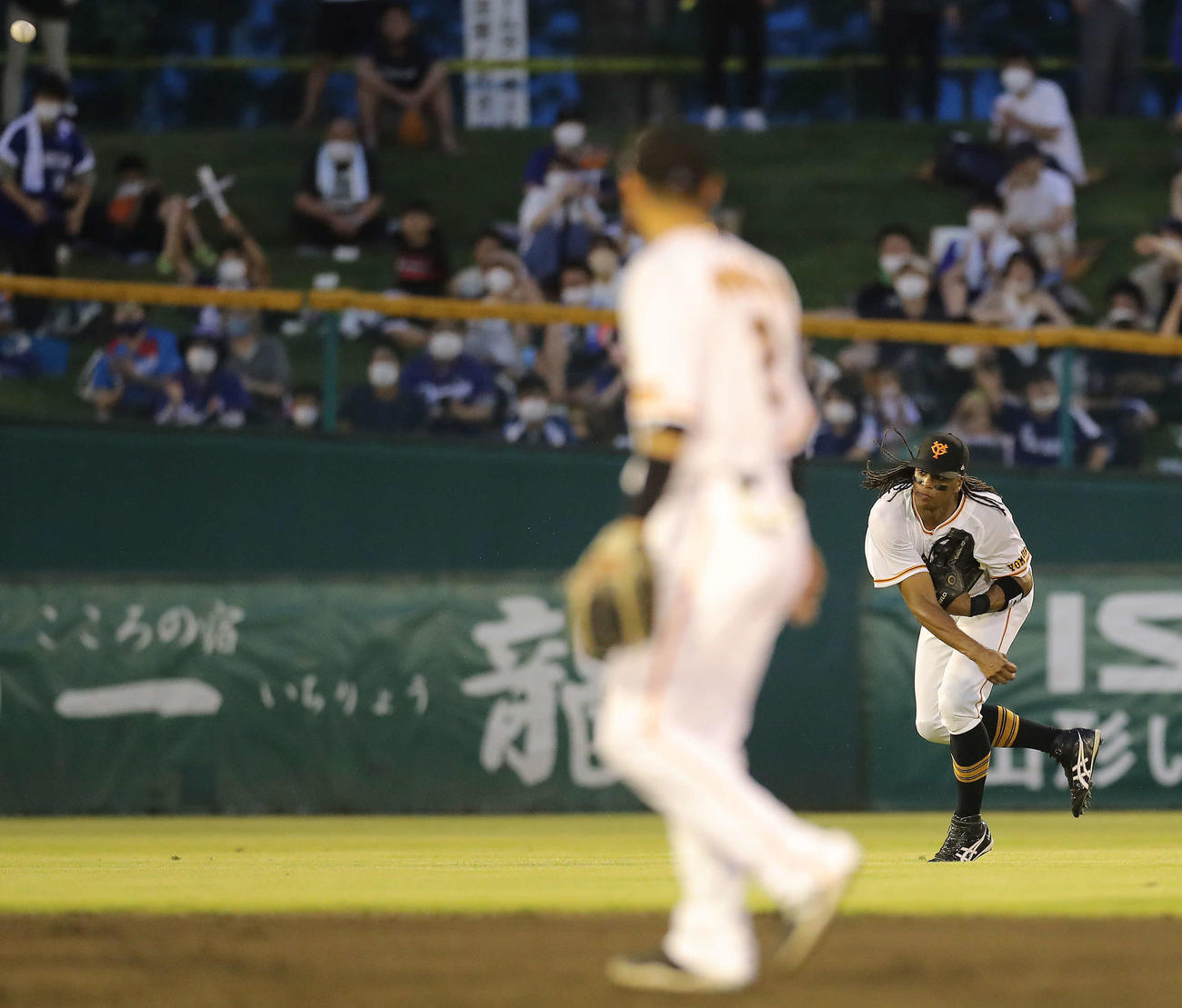 巨人対中日　4回表中日2死一、二塁、石橋の左前打で阿部が生還を試み、本塁に送球するウォーカー（撮影・河田真司）