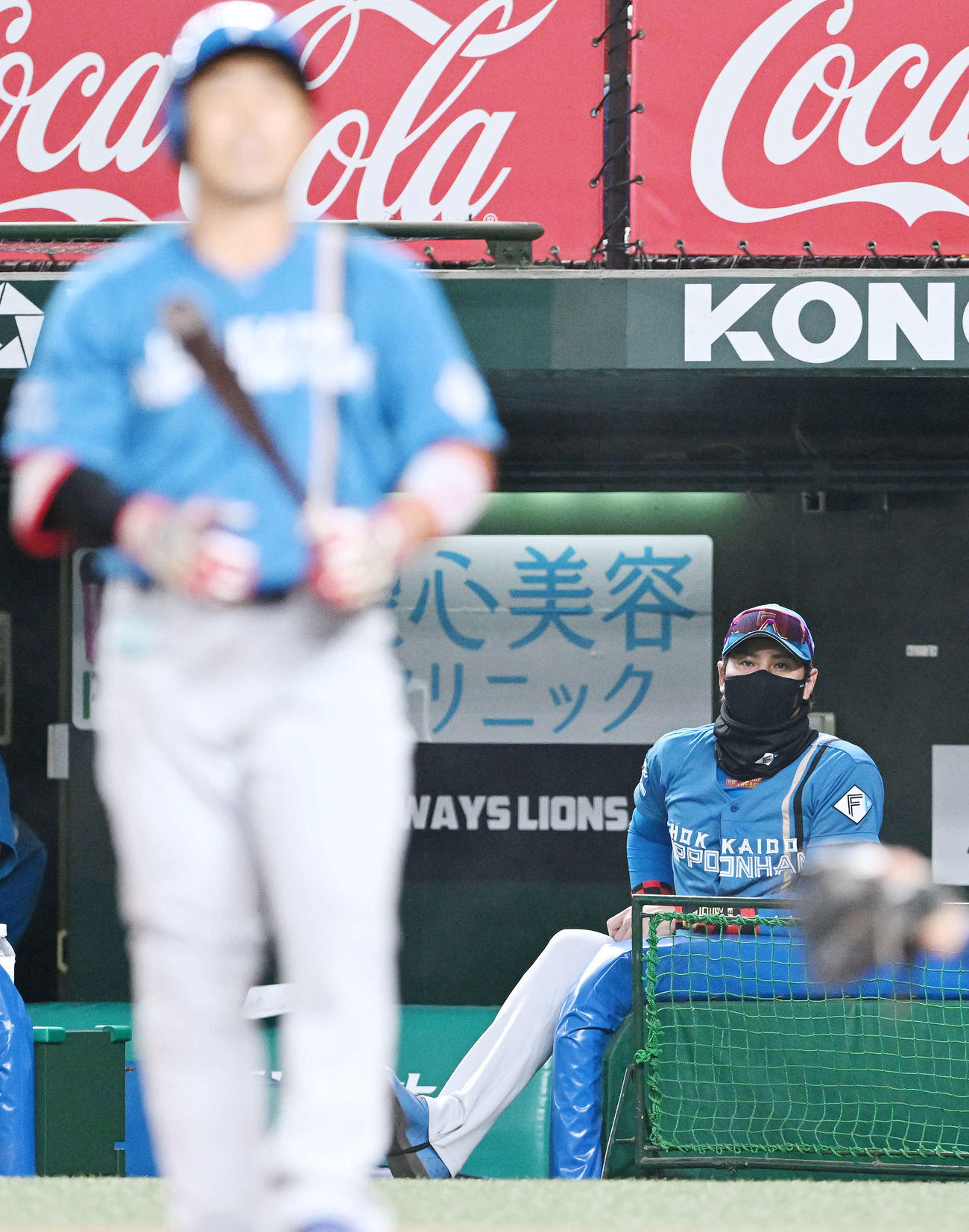 西武対日本ハム　6回表日本ハム2死一、三塁、打席の近藤を見守る新庄監督（撮影・滝沢徹郎）