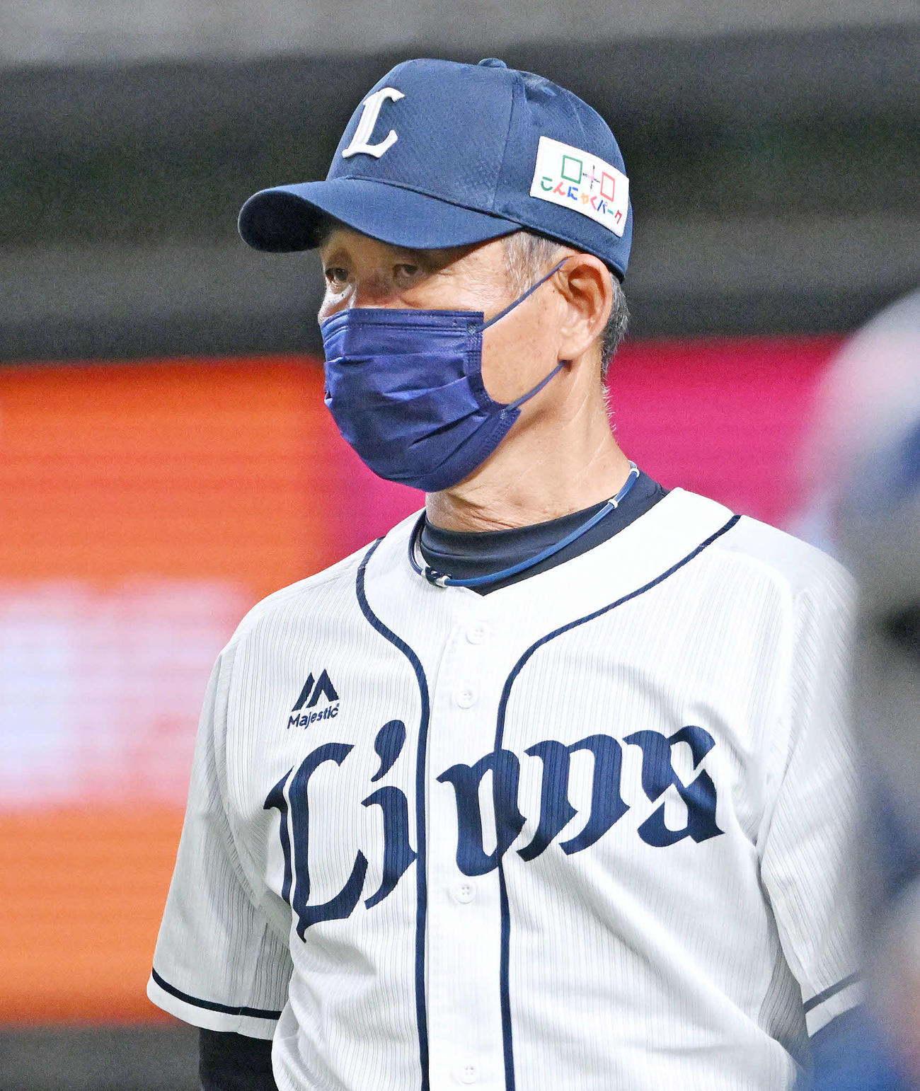 西武対日本ハム交代を伝える西武辻監督（撮影・滝沢徹郎）