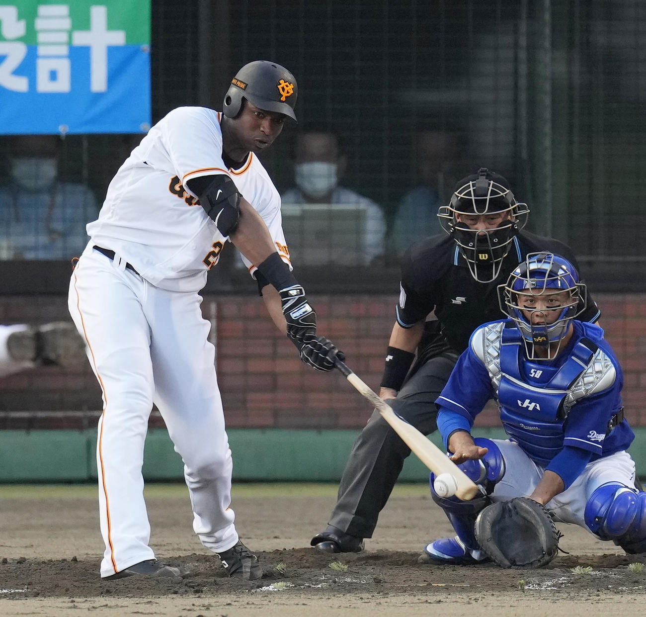 巨人対中日　2回裏巨人1死、三内野安打を放つポランコ（撮影・菅敏）