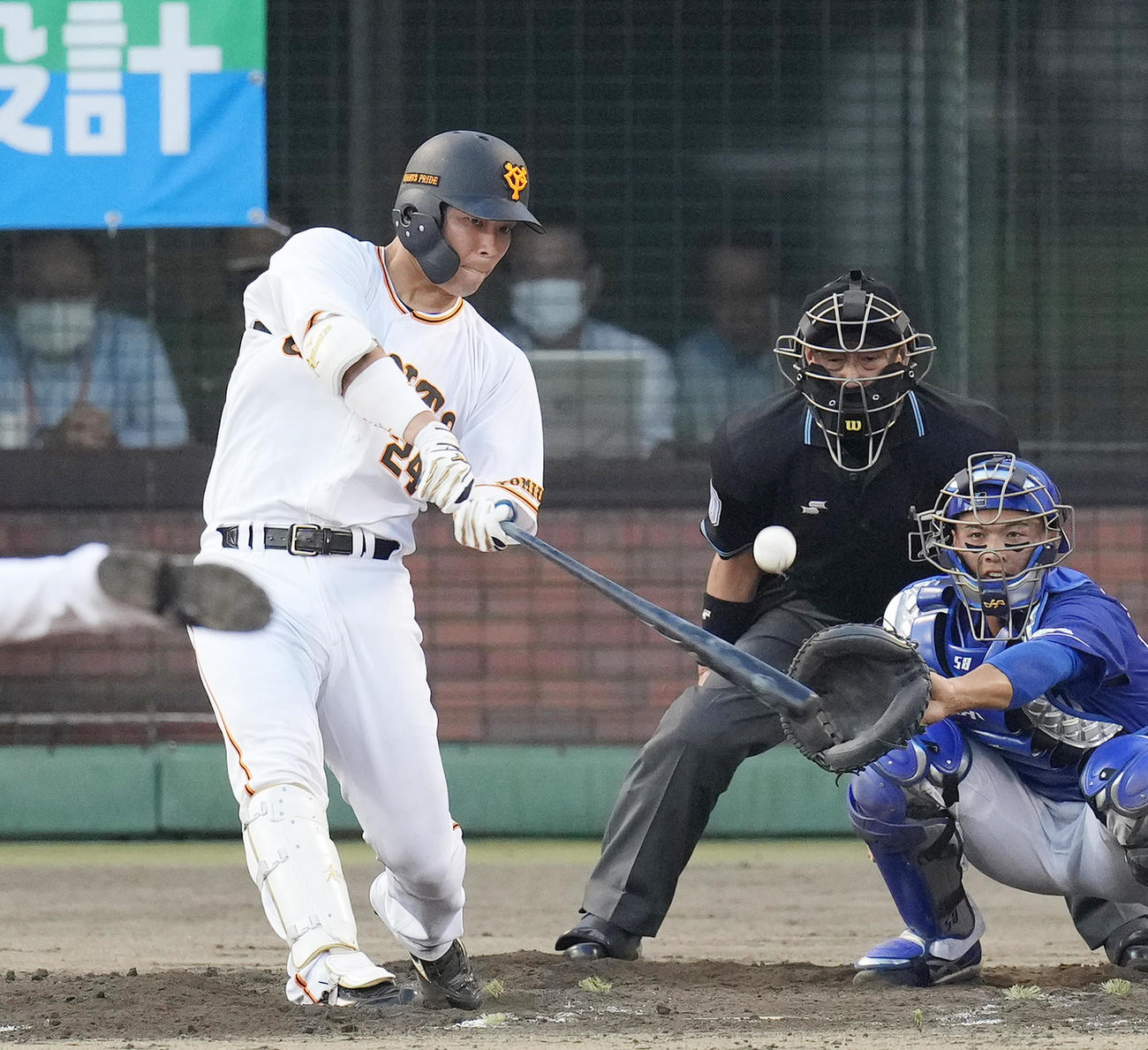 巨人対中日　2回裏巨人1死一塁、左適時二塁打を放つ大城（撮影・菅敏）