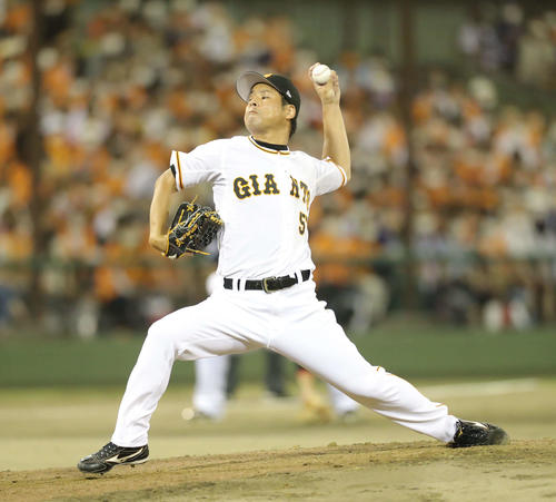 巨人対中日　6回表、巨人2番手で登板する高木（撮影・河田真司）
