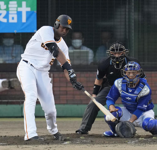 巨人対中日　2回裏巨人1死、三内野安打を放つポランコ（撮影・菅敏）