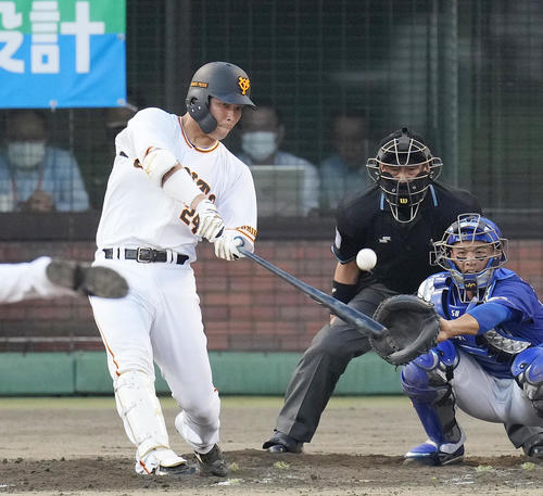 巨人対中日　2回裏巨人1死一塁、左適時二塁打を放つ大城（撮影・菅敏）