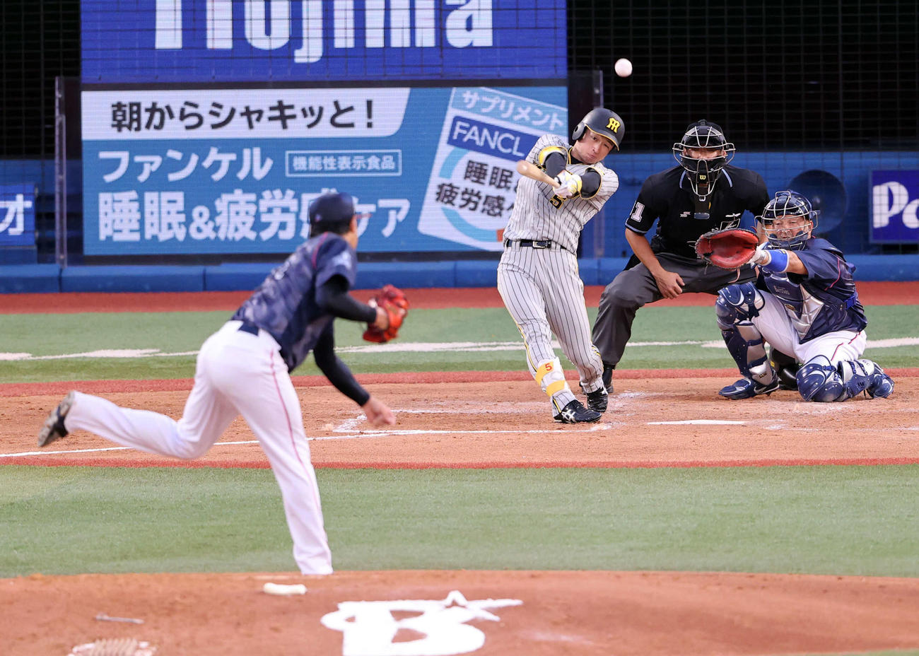 DeNA対阪神　3回表阪神1死一塁、近本は中前打を放つ。投手石田（撮影・浅見桂子）