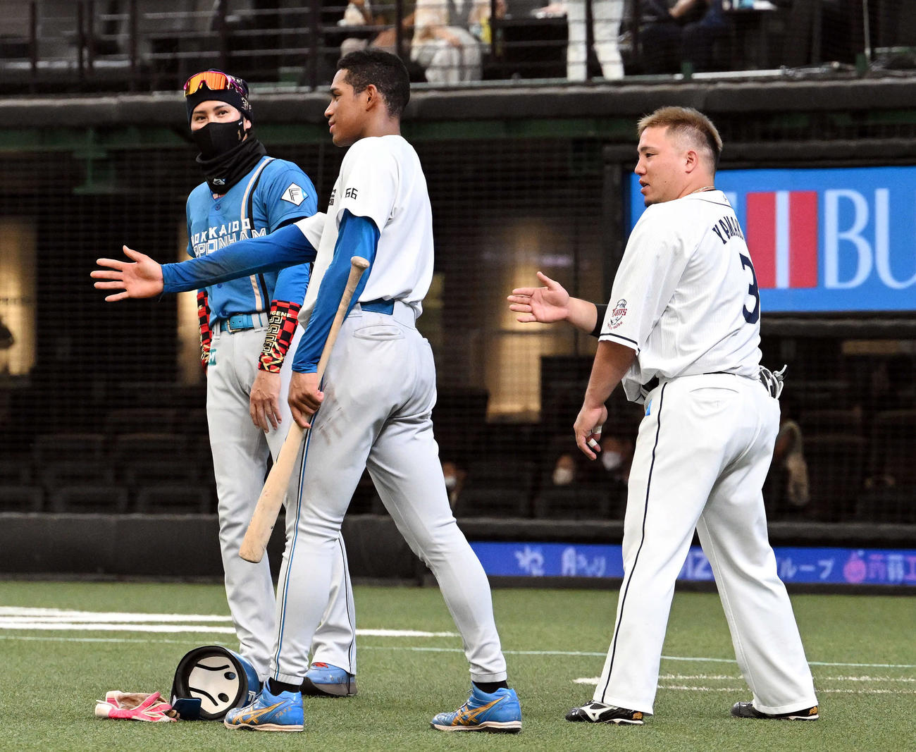 西武対日本ハム　試合前練習で日本ハム万波（中央）は新庄監督（左）から呼び出され西武山川の打撃指導を受ける（撮影・滝沢徹郎）