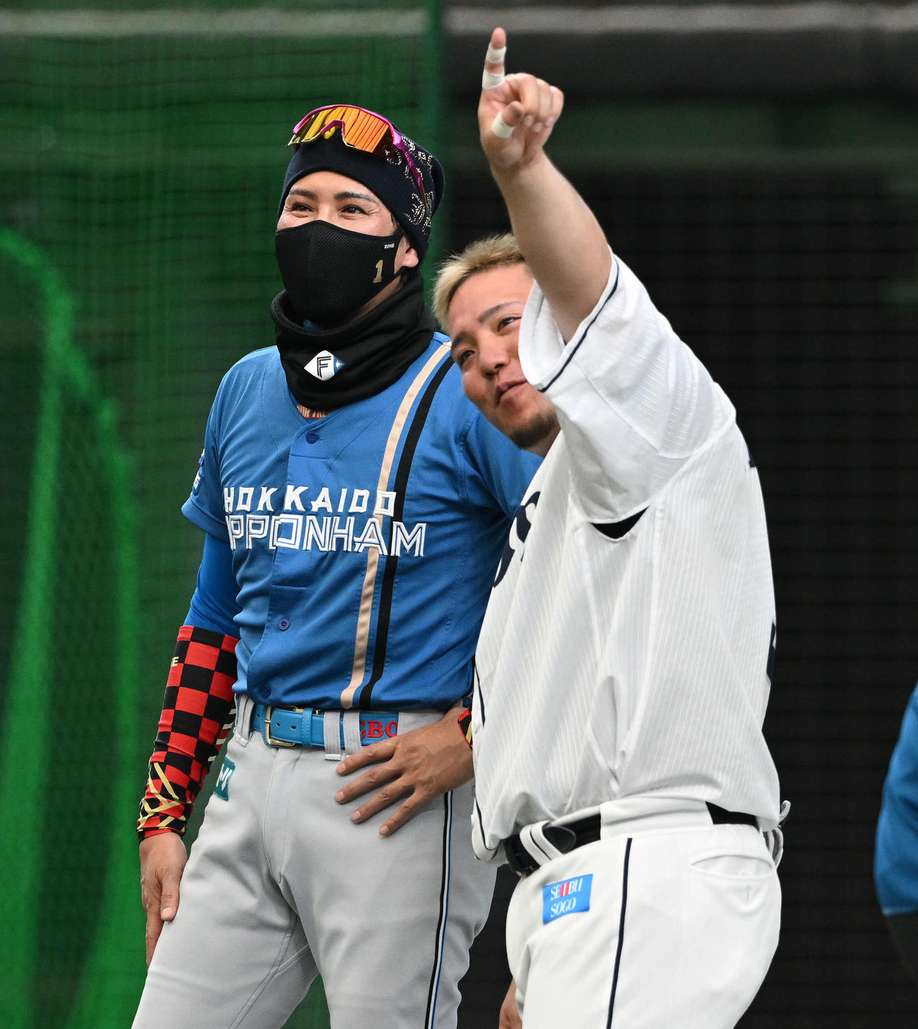 西武対日本ハム　試合前練習で西武山川（右）と話す日本ハム新庄監督（撮影・滝沢徹郎）