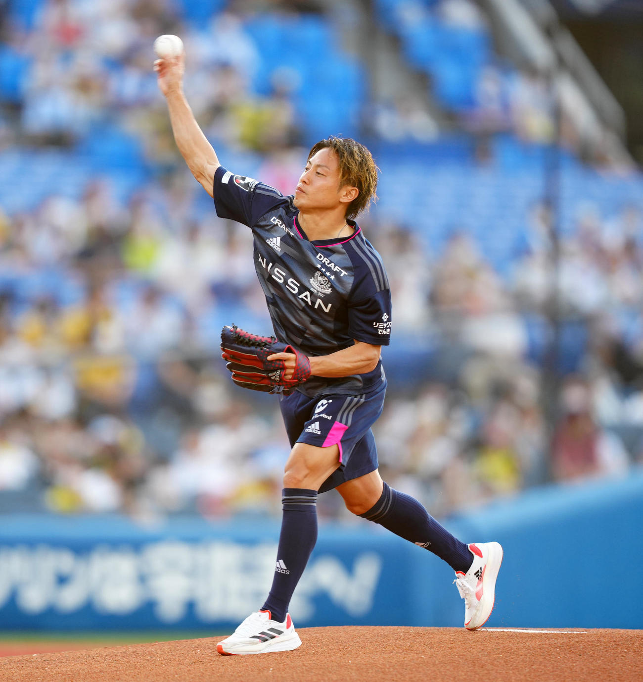 DeNA対阪神　始球式に臨むJリーグ横浜の仲川（撮影・江口和貴）