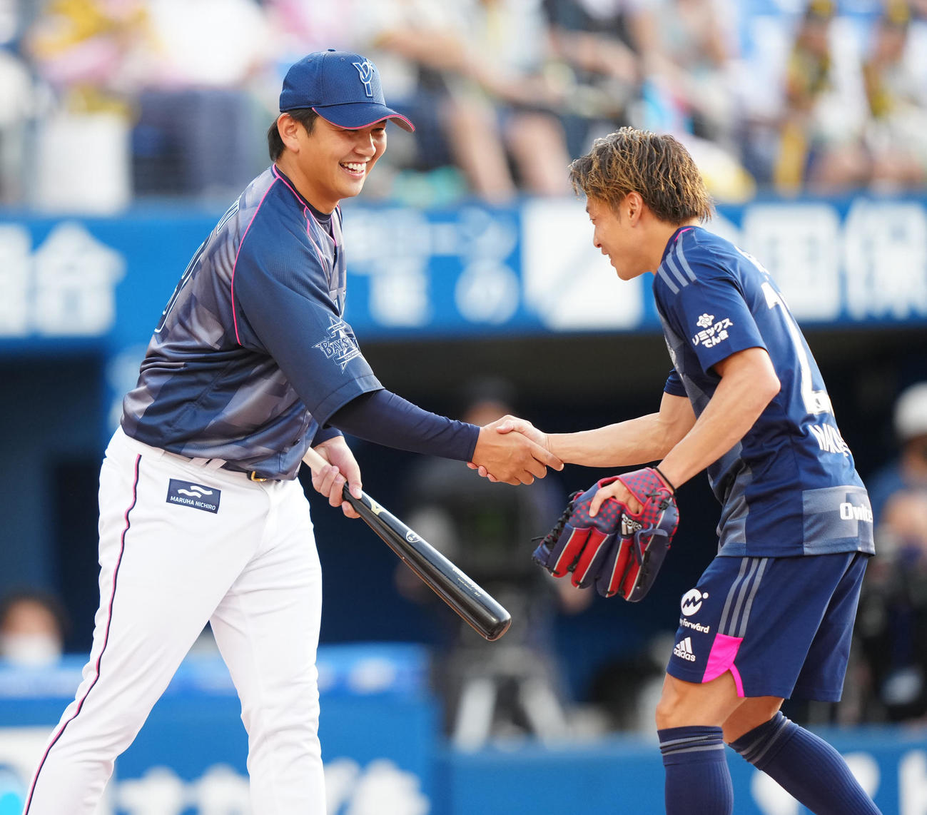 DeNA対阪神　始球式に臨んだJリーグ横浜の仲川（右）と握手を交わすDeNA山崎（撮影・江口和貴）