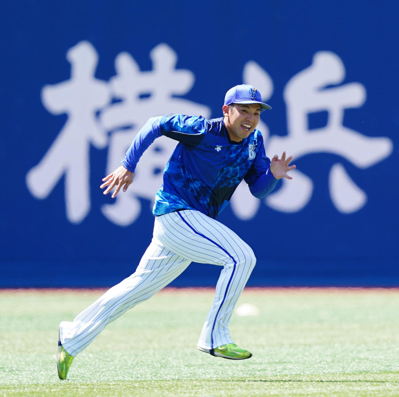 DeNA対阪神　試合前練習でダッシュするDeNA東（撮影・江口和貴）