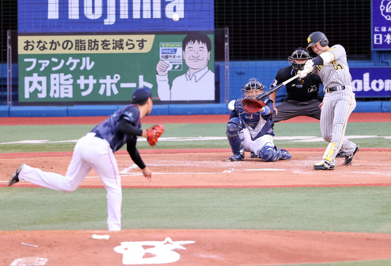 DeNA対阪神　2回表阪神1死、山本は右越え本塁打を放つ。投手石田（撮影・浅見桂子）