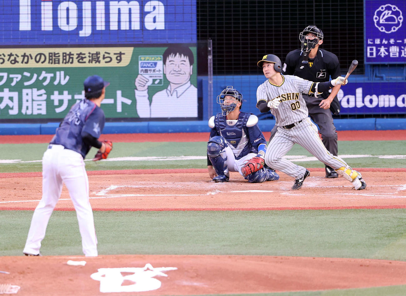 DeNA対阪神　2回表阪神1死、山本は右越え本塁打を放つ。投手石田（撮影・浅見桂子）