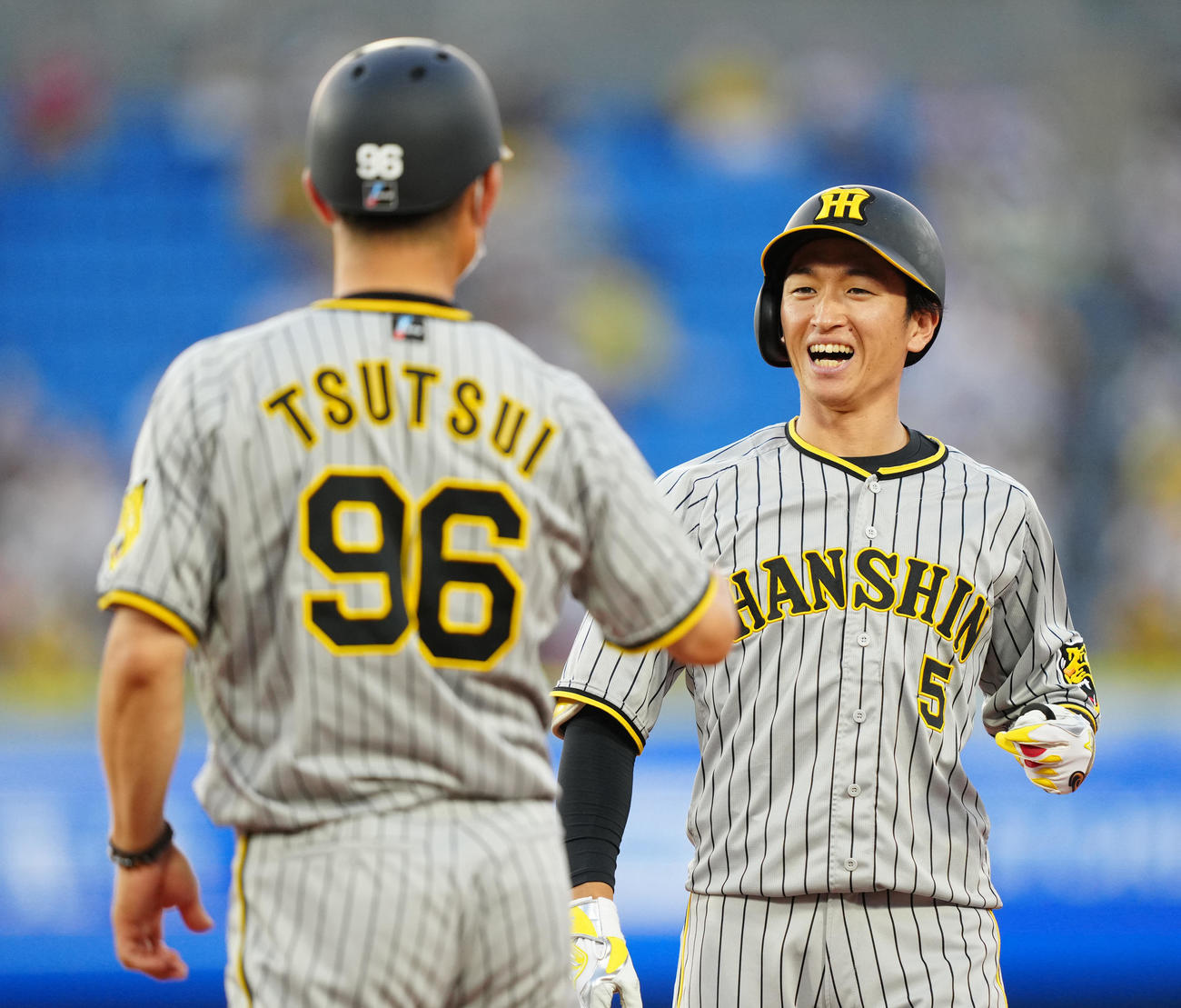 DeNA対阪神　3回表阪神1死一塁、25試合連続安打となる中前打を放ち、笑顔を見せる近本（右）（撮影・江口和貴）