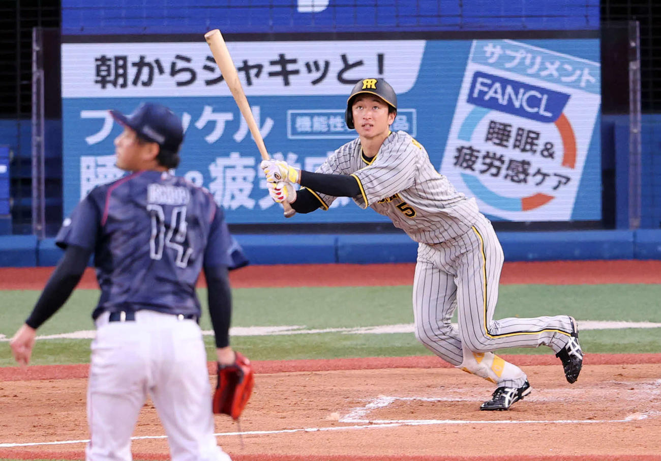 DeNA対阪神　3回表阪神1死一塁、近本は中前打を放つ。投手石田（撮影・浅見桂子）