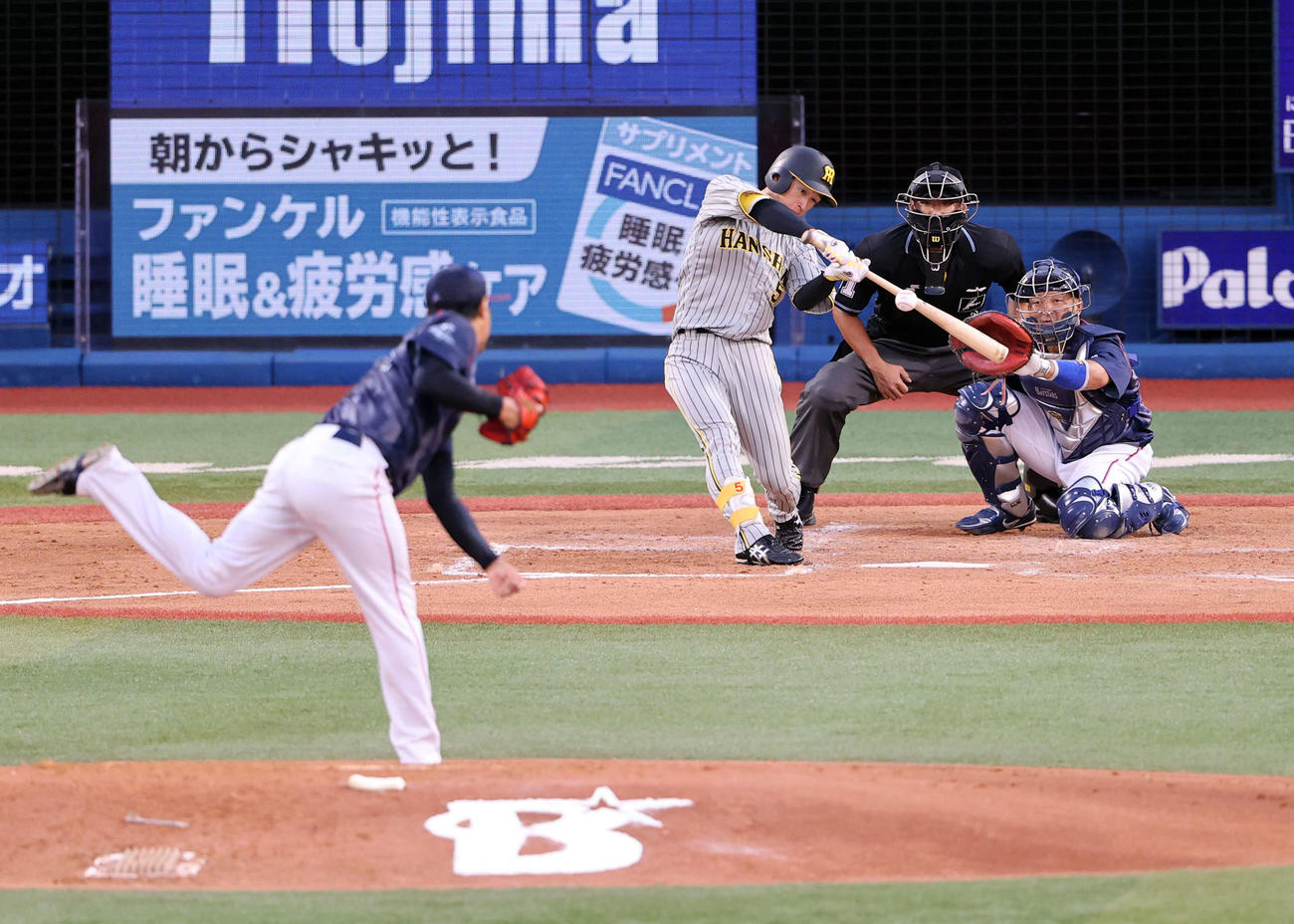DeNA対阪神　3回表阪神1死一塁、近本は中前打を放つ。投手石田（撮影・浅見桂子）
