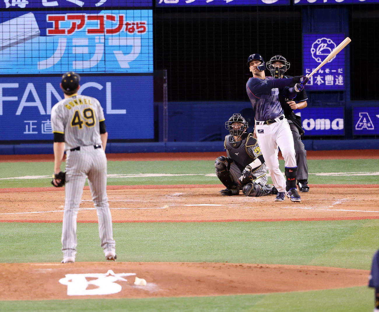 DeNA対阪神　4回裏DeNA無死満塁、ソトは勝ち越しの中犠飛を放つ。投手ガンケル（撮影・浅見桂子）