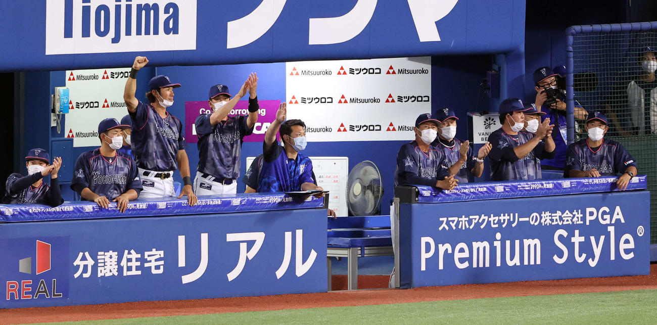 DeNA対阪神　4回裏DeNA無死満塁、ソトが勝ち越しの中犠飛を放ち、喜ぶDeNAベンチ（撮影・浅見桂子）