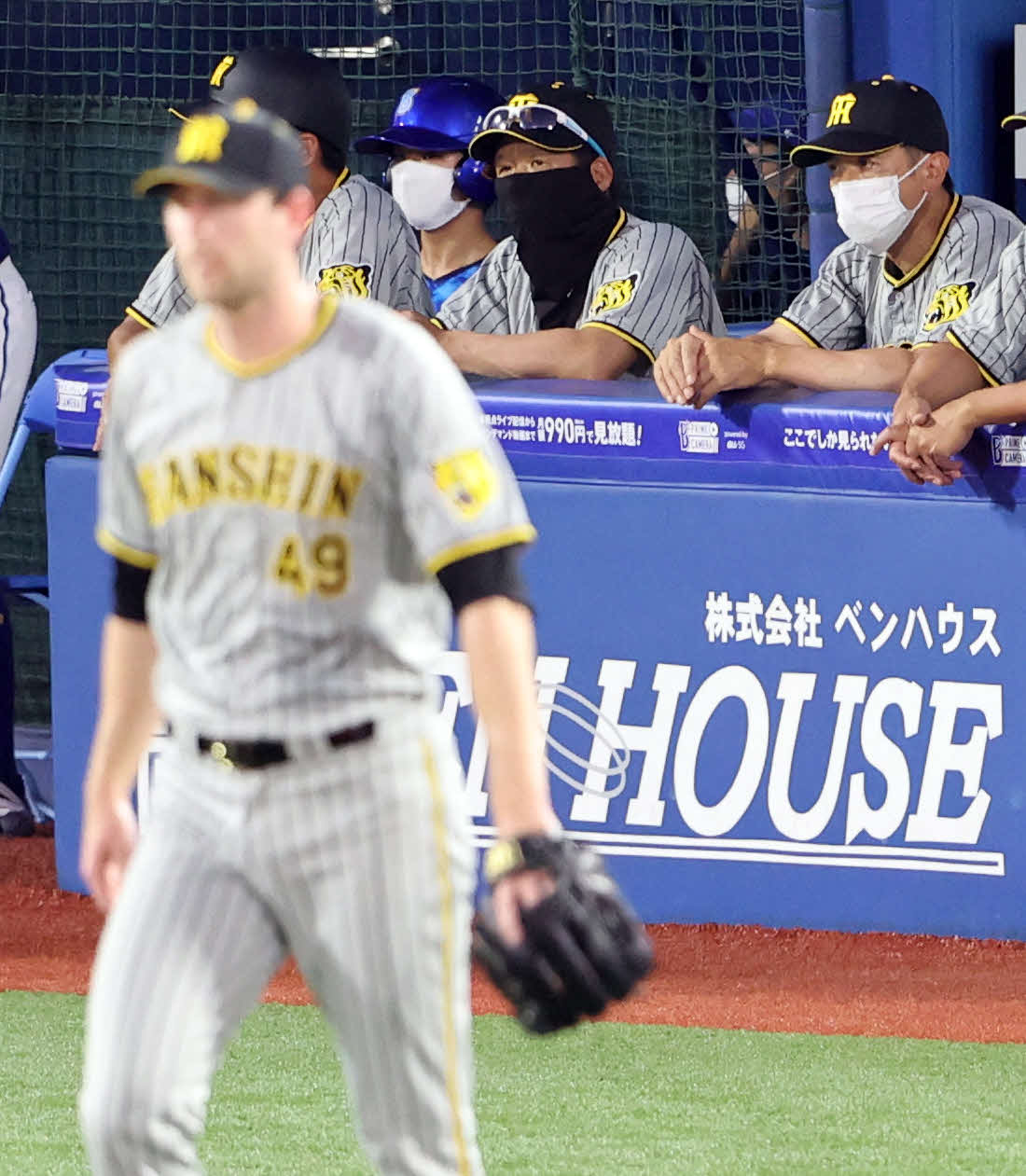 DeNA対阪神　4回裏DeNA無死一塁、宮崎に右前打されたガンケル（手前）の奥でぼう然とする矢野監督（右）（撮影・浅見桂子）