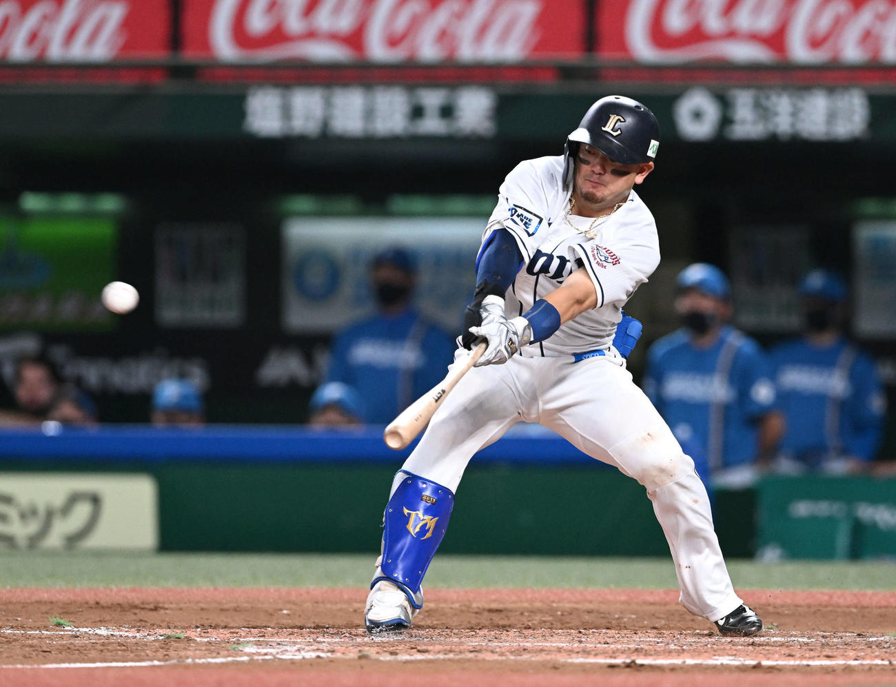 西武対日本ハム　3回裏西武2死三塁、森は右中間へ適時二塁打を放つ（撮影・滝沢徹郎）