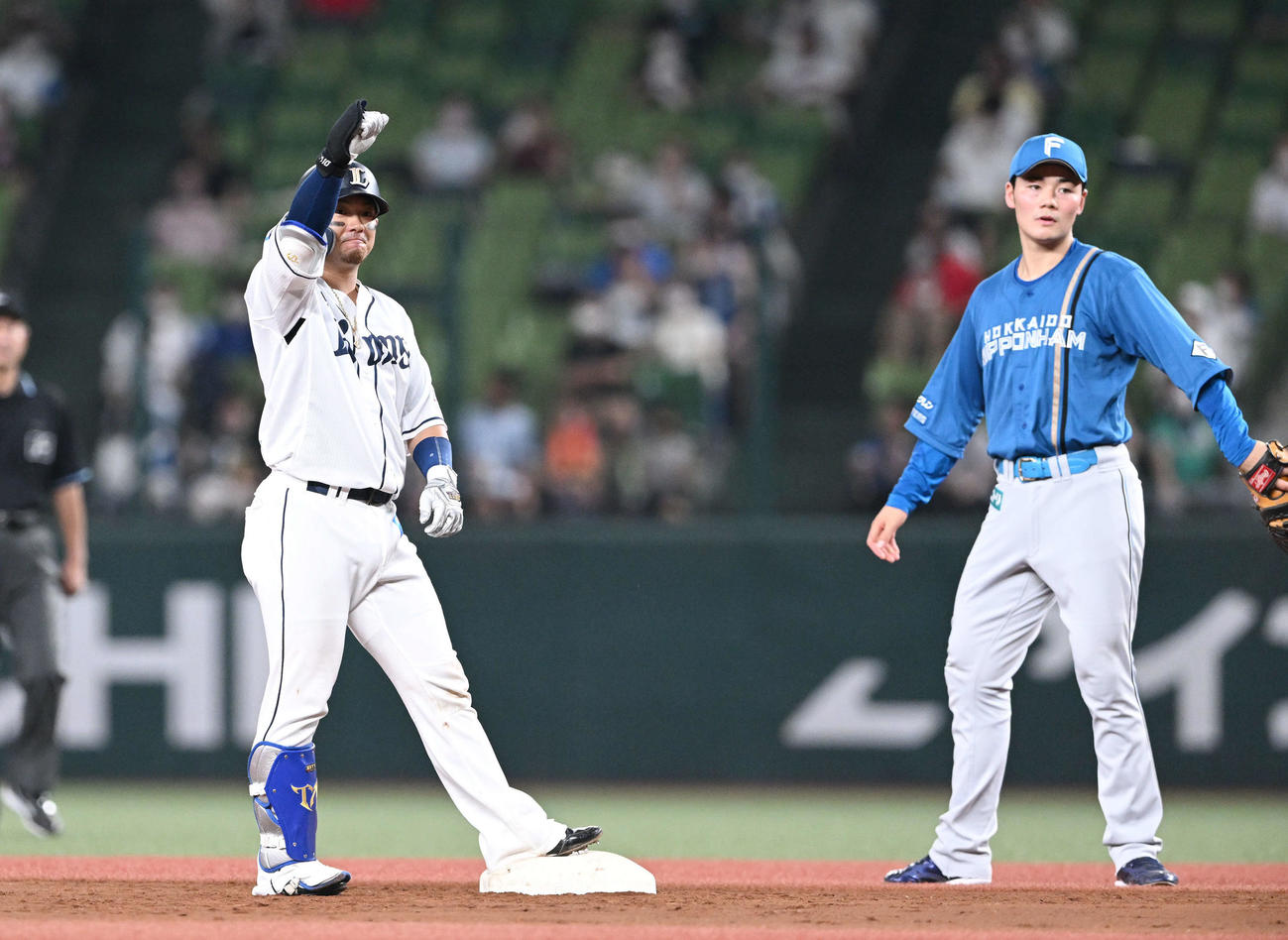 西武対日本ハム　3回裏西武2死三塁、右中間へ適時二塁打を放ちガッツポーズする森（左）と清宮（撮影・滝沢徹郎）