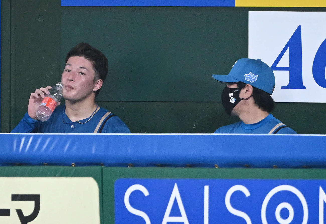 西武対日本ハム　3回裏に追加点を奪われた日本ハム先発の吉田（左）はベンチへ戻り武田投手コーチと話す（撮影・滝沢徹郎）