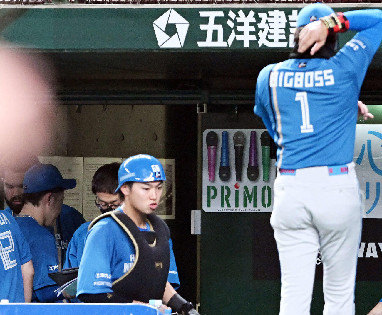 西武対日本ハム　4回を終えベンチ裏へ引き揚げる日本ハム先発の吉田（左手前）と交代を告げた新庄監督（右）（撮影・滝沢徹郎）