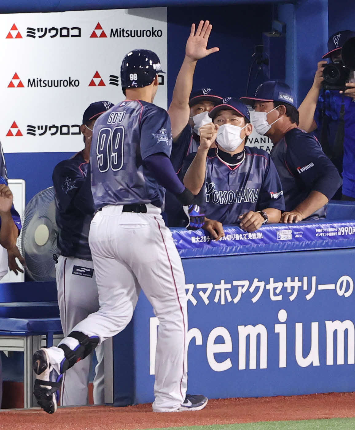 DeNA対阪神　4回裏DeNA無死満塁、ソト（手前）が勝ち越しの中犠飛を放ち、笑顔で迎える三浦監督（右）（撮影・浅見桂子）