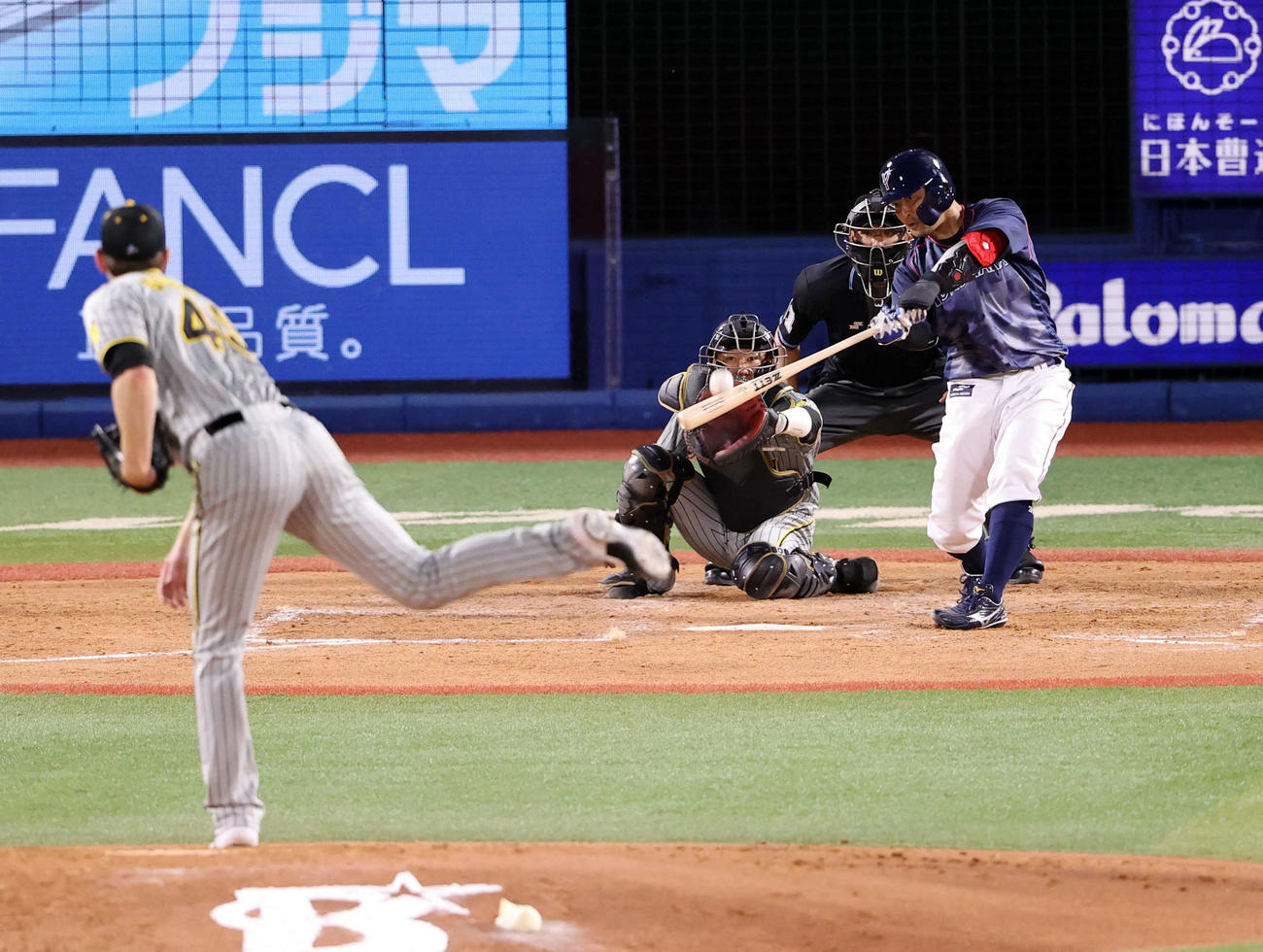 DeNA対阪神　4回裏DeN1死一、三塁、嶺井は中犠飛を放つ。投手ガンケル（撮影・浅見桂子）