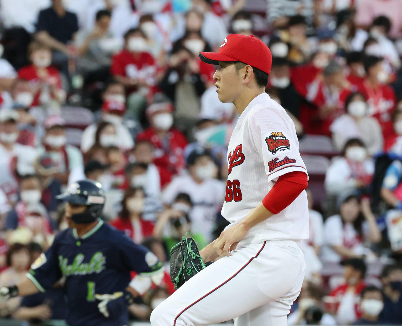 4回表ヤクルト無死、山田に左越え先制ソロ本塁打を許した遠藤（撮影・加藤孝規）