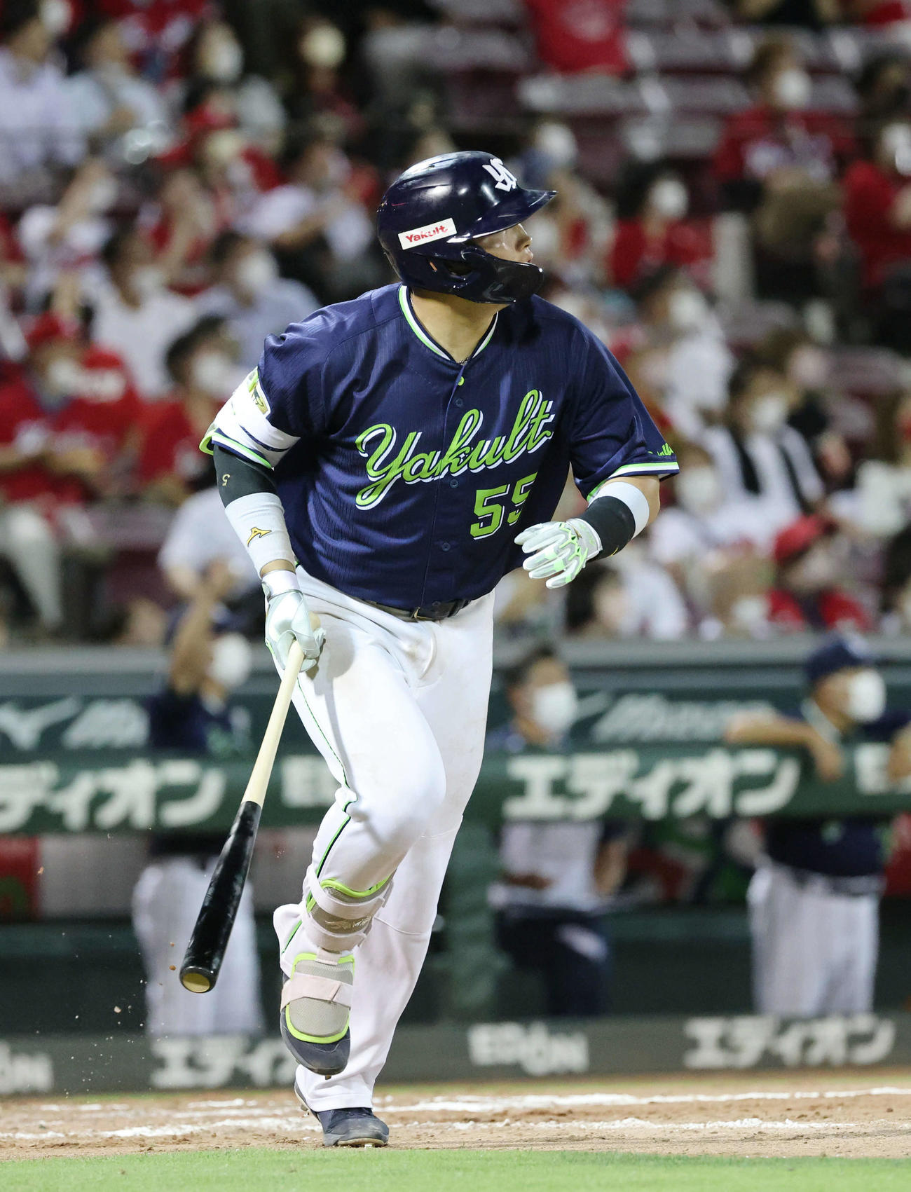 広島対ヤクルト　8回表ヤクルト無死一塁、村上は28号左越え2点本塁打を放つ（撮影・加藤孝規）