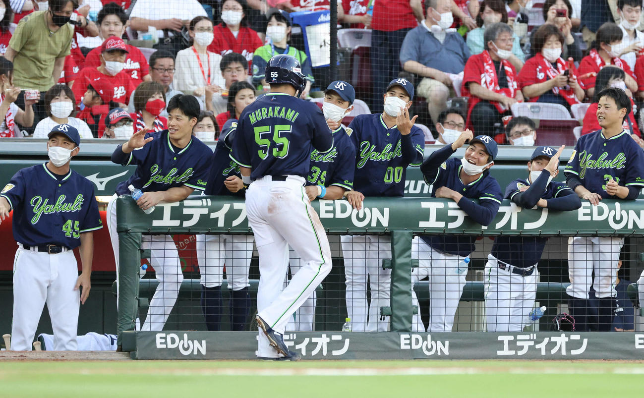広島対ヤクルト　4回表ヤクルト無死一、三塁、中村の中犠飛で生還した村上（中央）を迎えるナイン（撮影・加藤孝規）