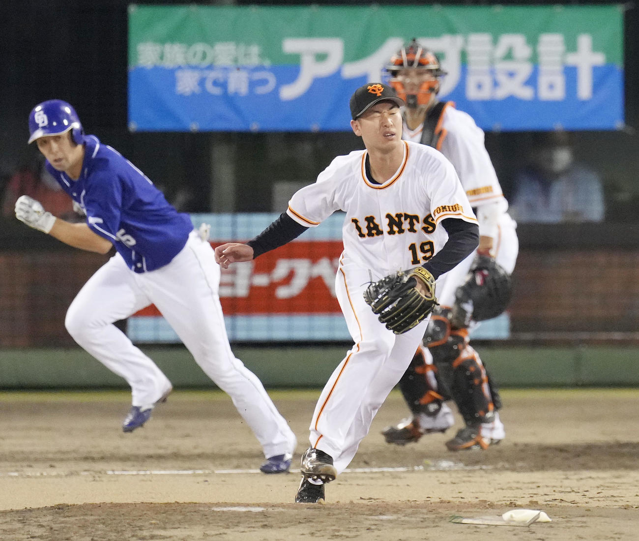 巨人対中日　4回表中日無死一塁、阿部の投手強襲内野安打を受け顔をゆがめる山崎伊（手前）（撮影・菅敏）