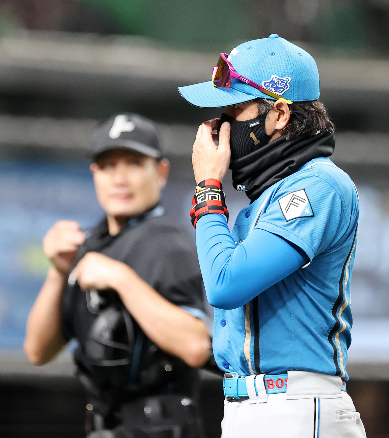 西武対日本ハム　4回裏、投手交代を告げベンチに引き揚げる日本ハム新庄監督（撮影・鈴木正人）