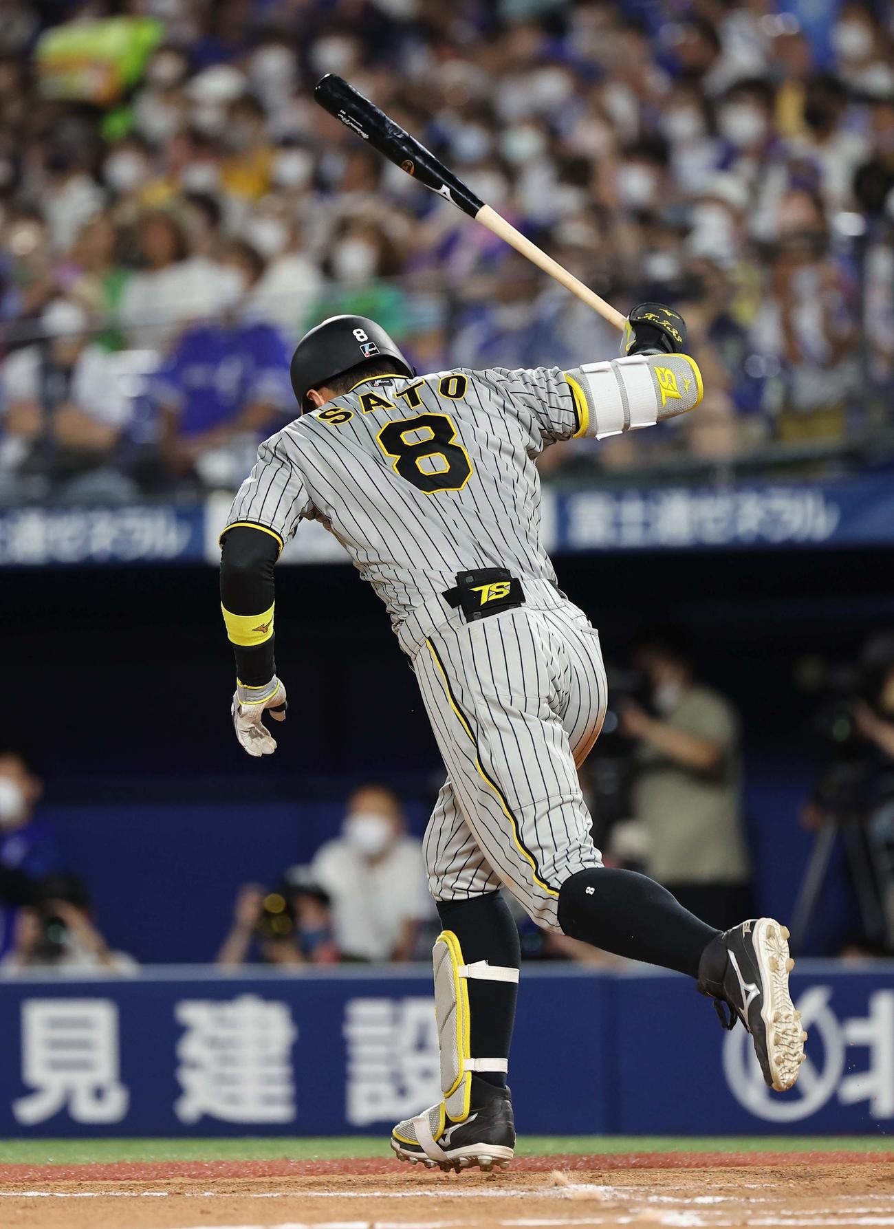 DeNA対阪神　8回表阪神無死、佐藤輝は左飛に倒れる（撮影・上田博志）