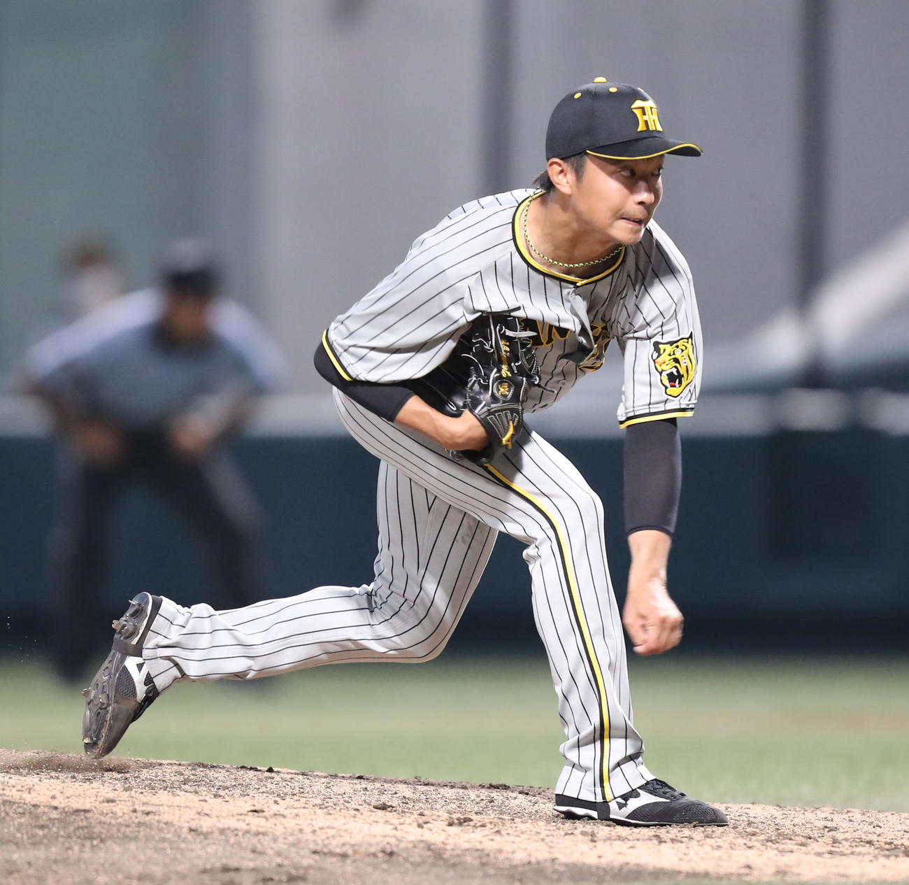 ソフトバンク対阪神　8回裏から登板した島本（撮影・屋方直哉）