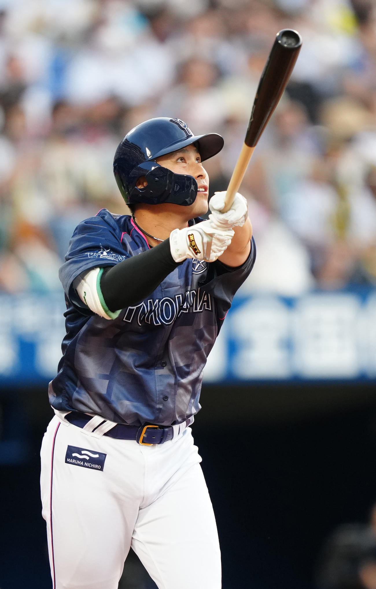 DeNA対阪神　1回裏DeNA1死一塁、右越え2点本塁打を放つ佐野（撮影・江口和貴）