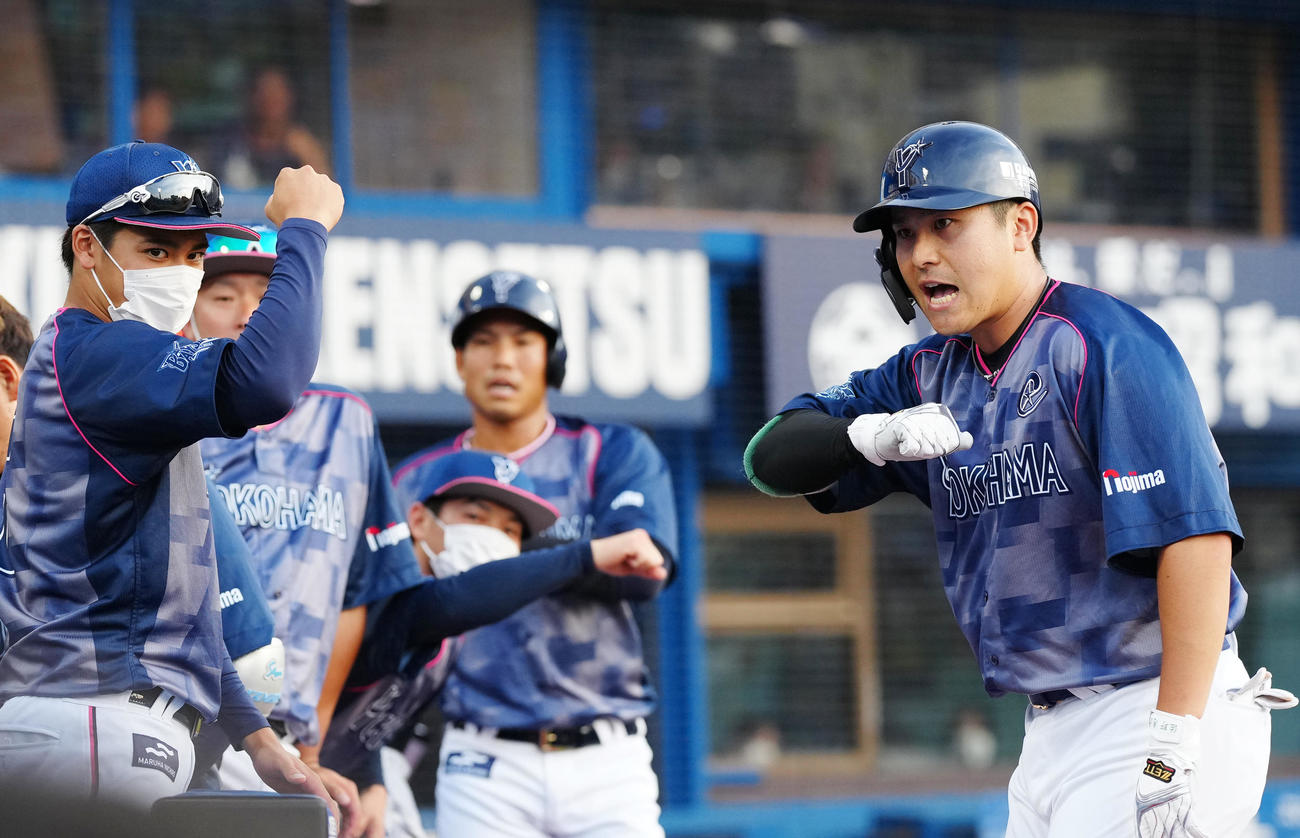 DeNA対阪神　1回裏DeNA1死一塁、2点本塁打を放ちデスターシャポーズを決める佐野（右）（撮影・江口和貴）