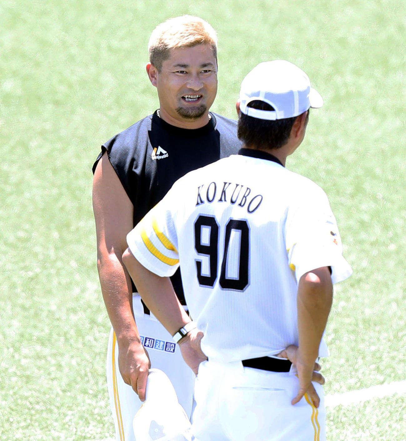 ソフトバンク対阪神　小久保二軍監督（手前）と笑顔で話をする森（撮影・屋方直哉）