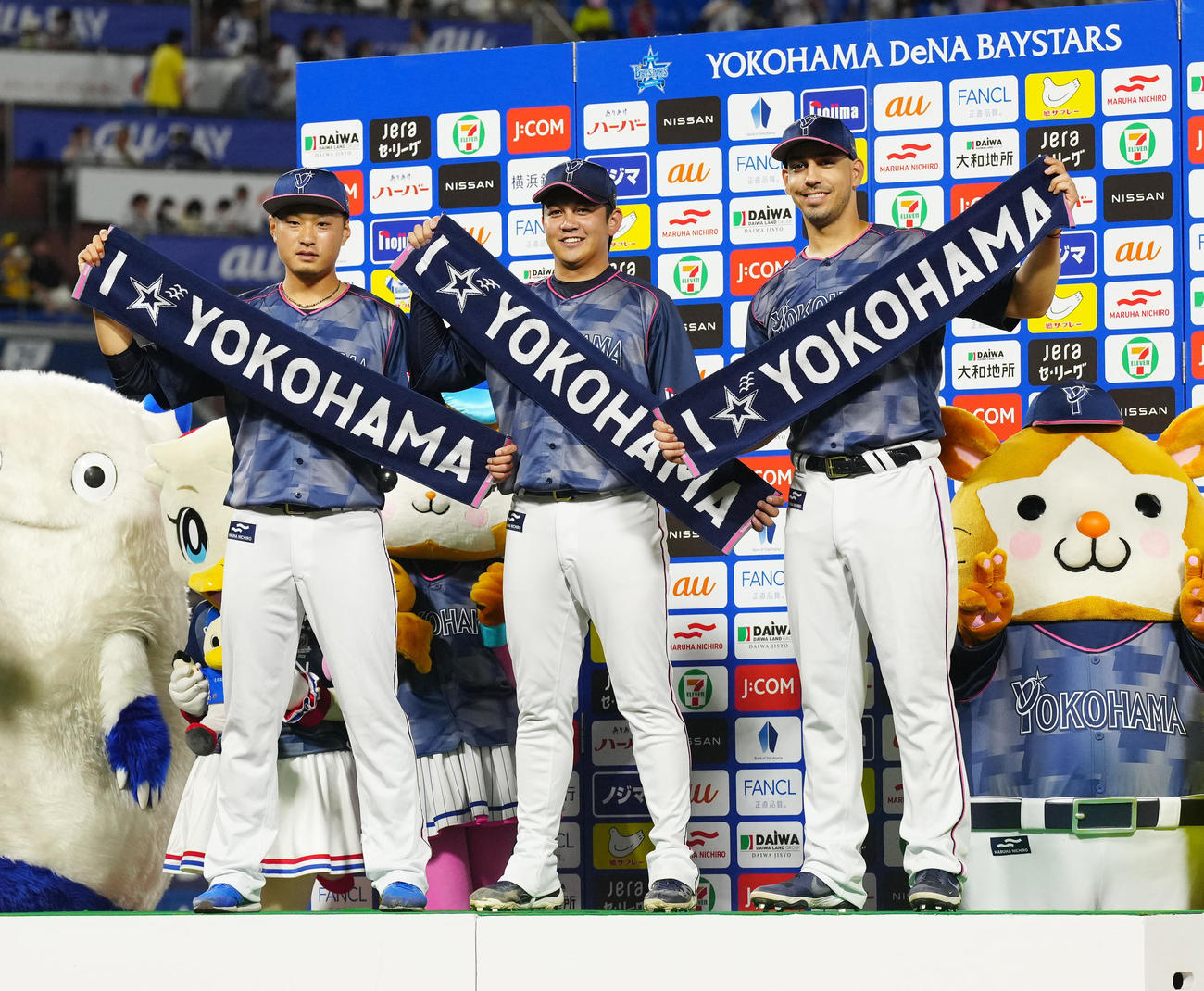 DeNA対阪神　試合後、お立ち台で写真に納まる、左からDeNA石田、山崎、ソト（撮影・江口和貴）