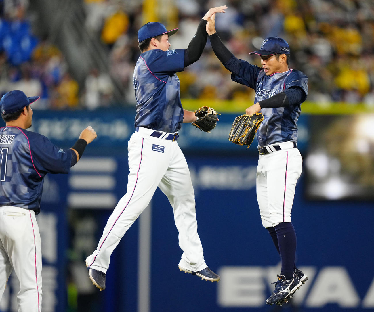 DeNA対阪神　ジャンプし勝利のタッチを交わすDeNA牧（中央）と桑原（撮影・江口和貴）